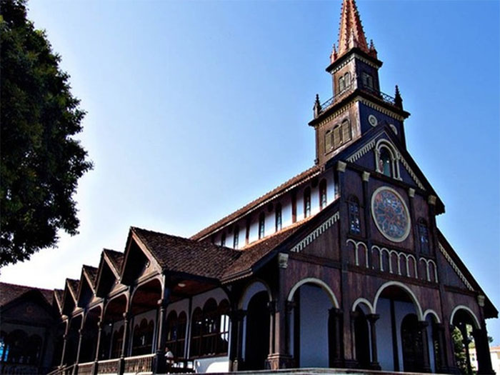 Nhà thờ gỗ Kon Tum khi mang đặc điểm kiến trúc Roman