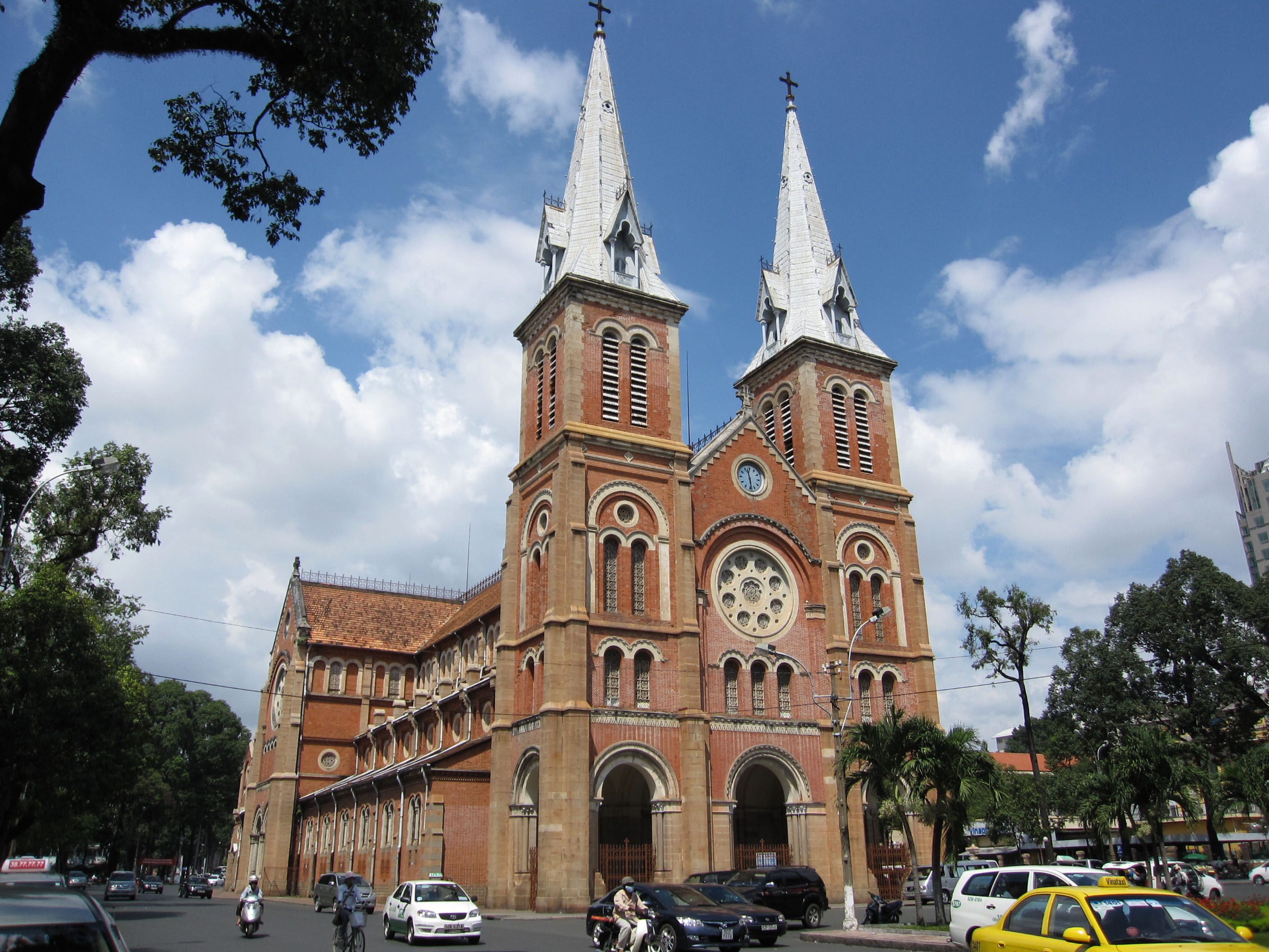 Nhà thờ Đức Bà với phong cách kiến trúc pháp